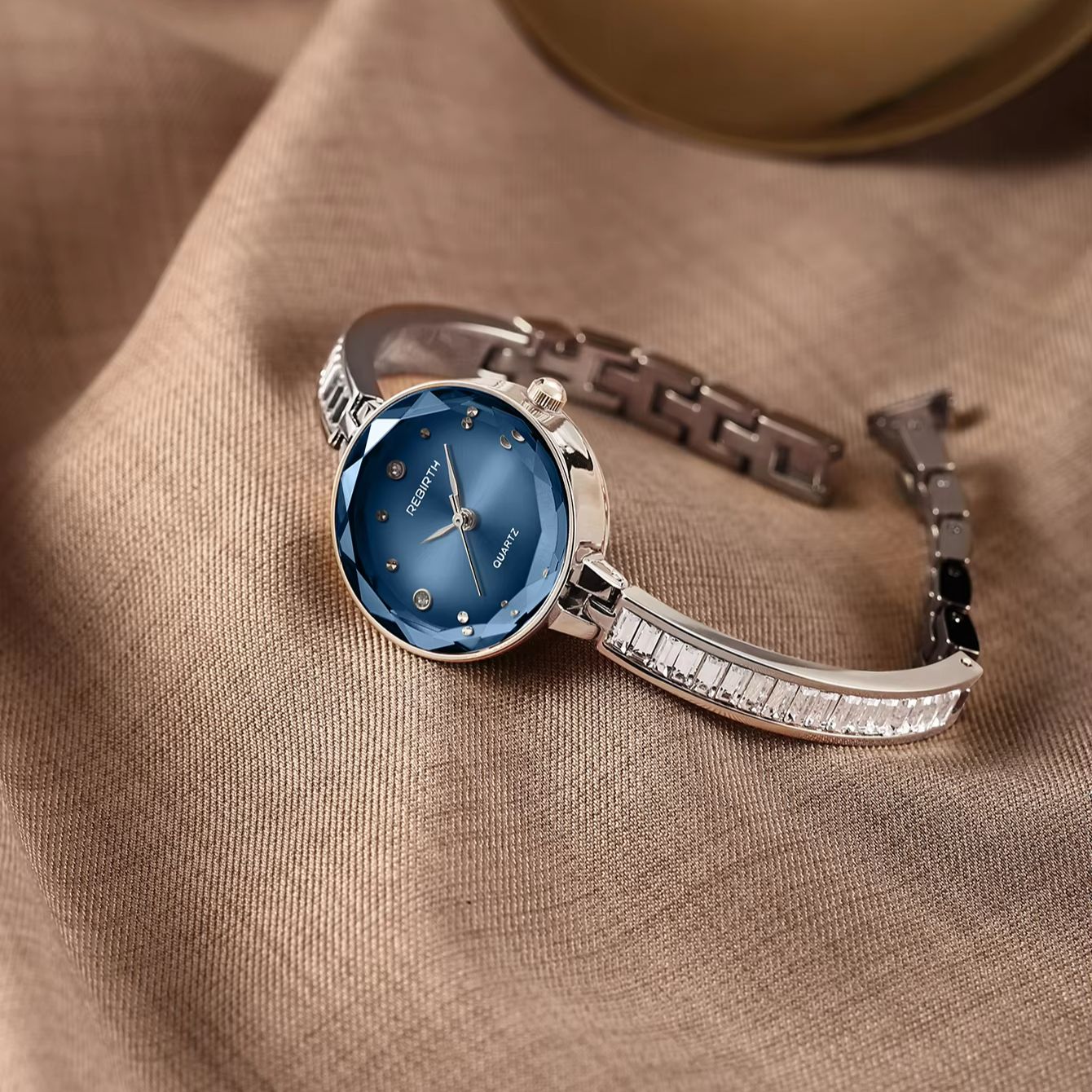 Quiet Luxury Watch - Leicht luxuriöse Damenuhr mit blauem Glaszifferblatt,