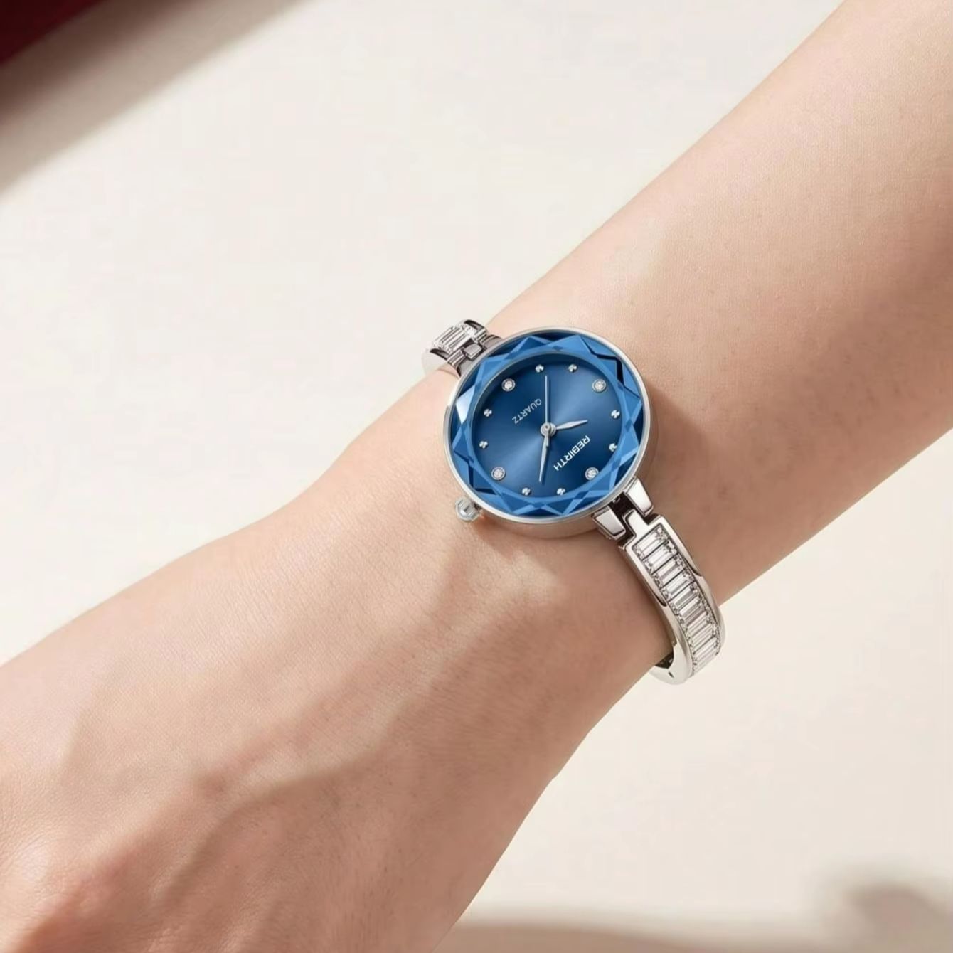 Leicht luxuriöse Damenuhr mit  – Quiet Luxury Watch Bewertung und Preis